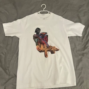 Travis Scott Utopia T-Shirt - Köpte denna i en bundle förra sommaren men t-shirten blev för små. Tishan passar storlek M. Jag köpte bundle för $50 men fick betala cirka 1000kr i frakt och avgifter. Har ni bättre pris än mitt, kom gärna med förslag :)