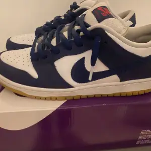 Säljer dessa feta SB Dunks. Skick: 7,5/10. Strlk 44. Nypris:4000kr. Mitt pris 1400 Allt OG med! Hör gärna av er vid frågor!:)