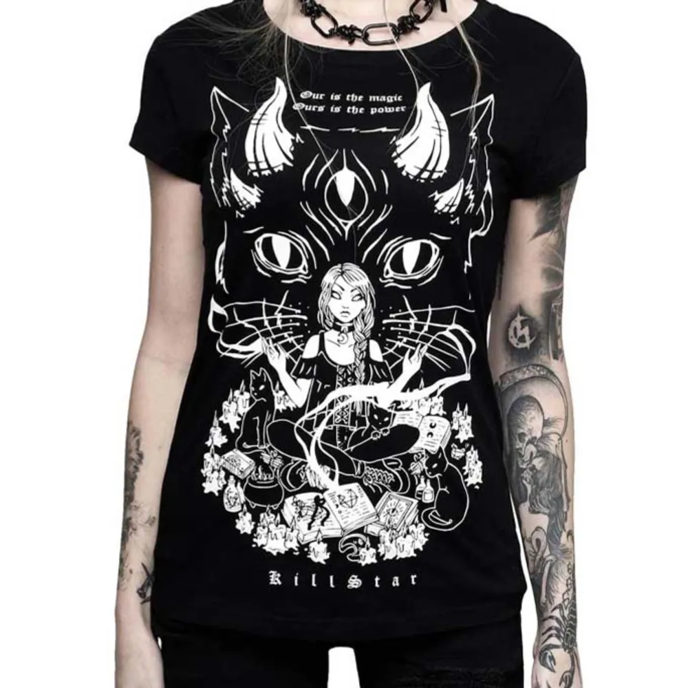 Gothic T-shirt från märket killstar. Fint använt skick. Storlek S kan även passa en XS.   Katter finns i hemmet. T-shirts.