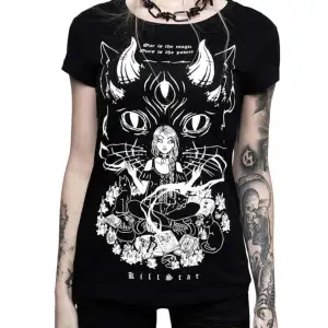 Gothic T-shirt från märket killstar. Fint använt skick. Storlek S kan även passa en XS.   Katter finns i hemmet