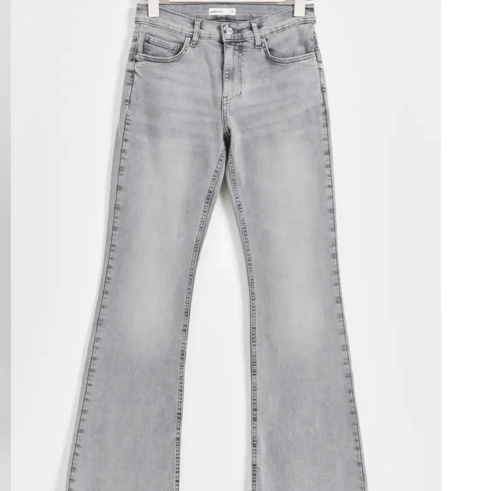Säljer mina gråa jeans från Gina tricot då det inte kommer till användning💗 har inte använt dom så mycket så finns inga tecken på användning💗 skriver för fler bilder eller frågor 💗. Jeans & Byxor.