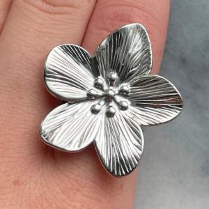 Jättefin ring med en blomma i rostfritt stål med silverplätering, justerbar 