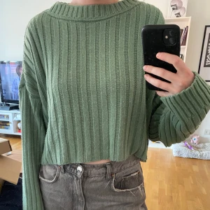 Stickad tröja  - Jättefin grön stickad tröja från MadLady. Något nopprig annars bra skick. Croppad. Köp nu eller prisförslag 💗