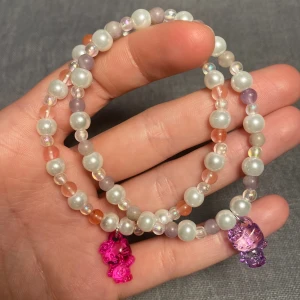 Little kitty - Cute hello Kitty armband med ametist och Körsbärskvarts pärlor. Finns endast 2 stycken så skriv gärna vilken av dem du vill ha!🌸