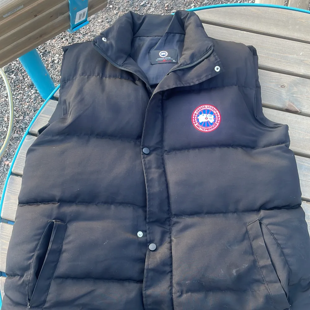 Hej säljer min canada goose väst för att vintern är över och det blir för varmt när jag använder den.(skick 7/10. Det går även att byta något mot den. Du får även med moncler mössa om du köper västen då för att jag vill bara  få bort den👍😁. Jackor.