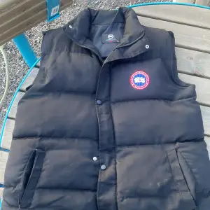 Hej säljer min canada goose väst för att vintern är över och det blir för varmt när jag använder den.(skick 7/10. Det går även att byta något mot den. Du får även med moncler mössa om du köper västen då för att jag vill bara  få bort den👍😁