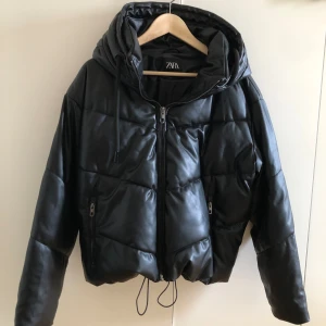 Pufferjacka/skinnjacka svart från zara - Knappt använd och i väldigt bra skick Köpt från zara Mycket skön och varm jacka som är perfekt för vintern Jackan är i storlek L och har band man kan dra för att justera hur tight man vill att den ska sitta vid höfterna. 