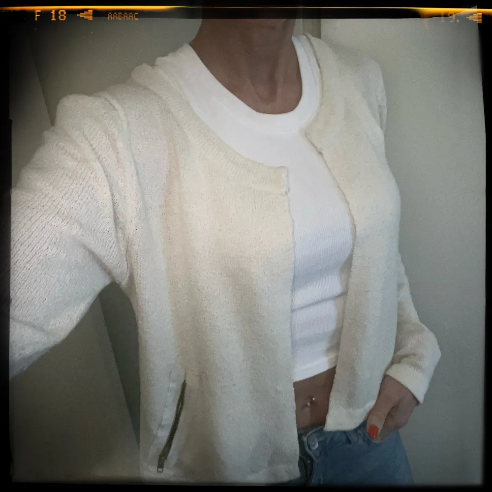 Stickad tröja, 3/4-ärm och detalj på överarmen. Off white. Använd. Stl M/L. Tröjor & Koftor.