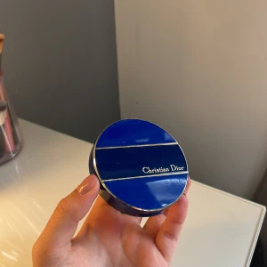 Dior bronser! - En bronser från dior, använd få tal gången. Säljer då förfakningen är lite sönder men produkten funkar hur bra som helst💓