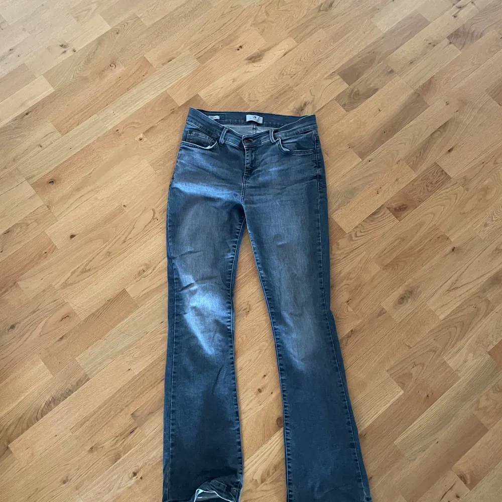 Supersnygga Jeans Använda så lite skador längst ner på jeansen. Jeans & Byxor.