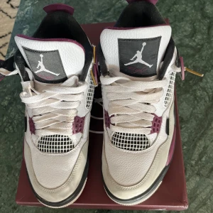 JORDAN 4S PSG (ÄKTA) - Ett par Jordan 4s i storlek 41 som passar både kille o tjej, köpta för 6000 tidigare på Merchsweden! Kommer även med box! 