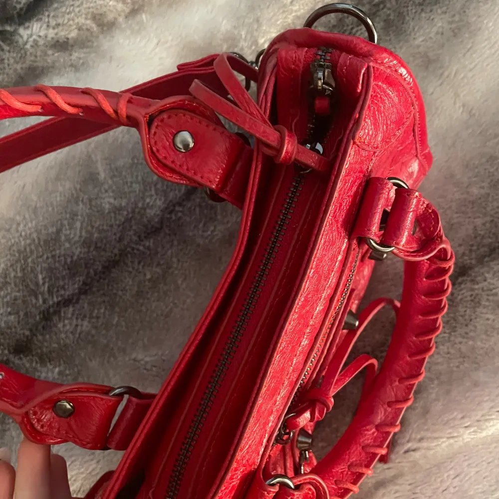 Röd balenciaga liknande väska ny. Vet inte vart den är ifrån. Skriv för mer bilder ❤️. Väskor.