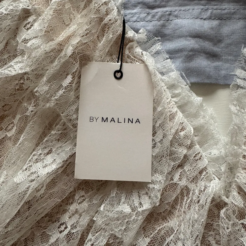 Säljer nu denna super fina by Malina klänningen då den inte riktigt passade mig. Helt ny med lappar kvar! Skriv för mer info💕Pris kan diskuteras vid snabb affär!💕. Klänningar.