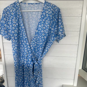 Sommarklänning  - Aldrig använd och är normal i storleken  