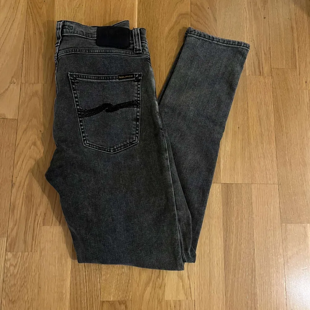 Ett par riktigt snygga nudie jeans i passformen slim i storlek 31/32. | Nypris 1600kr | Vårat pris endast 550kr | grymt skick 8/10| Hör av dig vid frågor och funderingar!🔔. Jeans & Byxor.