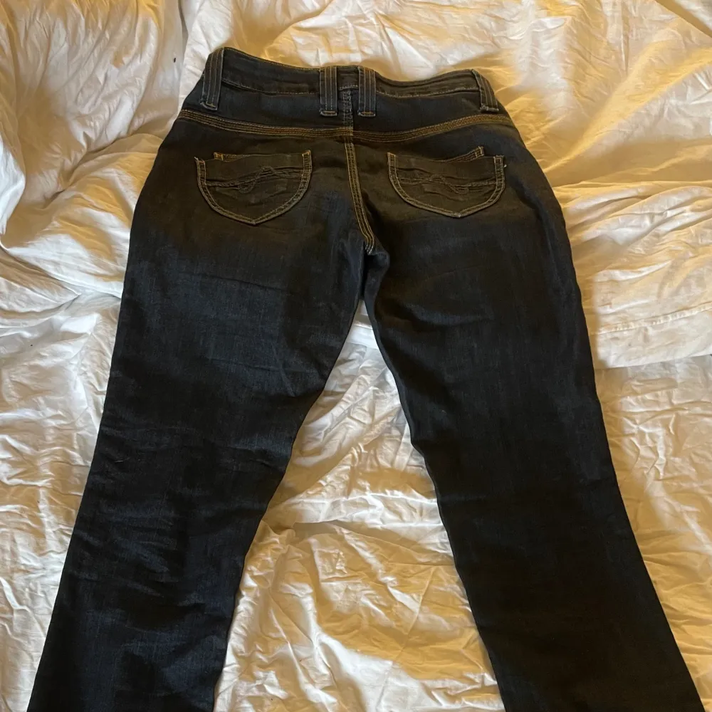 Superfina marinblåa jeans med snygga fickor💕 Strl: W28 L32. Köpta på Vinted men tyvärr för små för mig. Färgen framgår bäst på bild 2💕 skriv vid frågor!💕 pris kan diskuteras!. Jeans & Byxor.