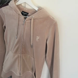 Juicy couture tröja - Superbbra skick, skönt matrieal och äkta köpt från nellys hemsida. 🙌🏼
