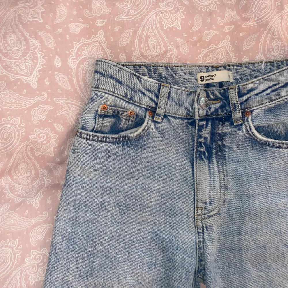 Säljer mina blåa jeans från Gina pga att de ej kommer till användning längre hos mig💗 de är i bra skick och pris kan diskuteras💗. Jeans & Byxor.