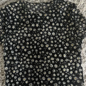 Blommig crop-top  - Super fint skick! Det är ett ”genomskinligt” stuk på den, så jag brukade ha ett svart linne under eller liknande! Sitter åt fint, blus/tröja 