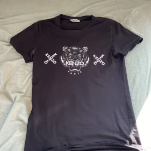 Kenzo  - Kenzo t shirt i bra skick,använd lite.i storlek S,priset kan alltid diskuteras vid snabb affär.
