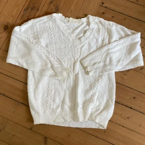 V-ringad stickad tröja - Köpt second hand men inga tydliga defekter.  Kontakta mig privat vid frågor eller intresse 💗