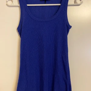 Glittrigt linne - Glittrigt linne strl S. Fint skick. Kolla gärna in mina andra annonser för samfrakt. Jag är väldigt mån om mina köpare.  Skulle du vara missnöjd med ditt köp så ta gärna kontakt med mig innan dåligt omdöme, så har jag en chans att rätta till det.