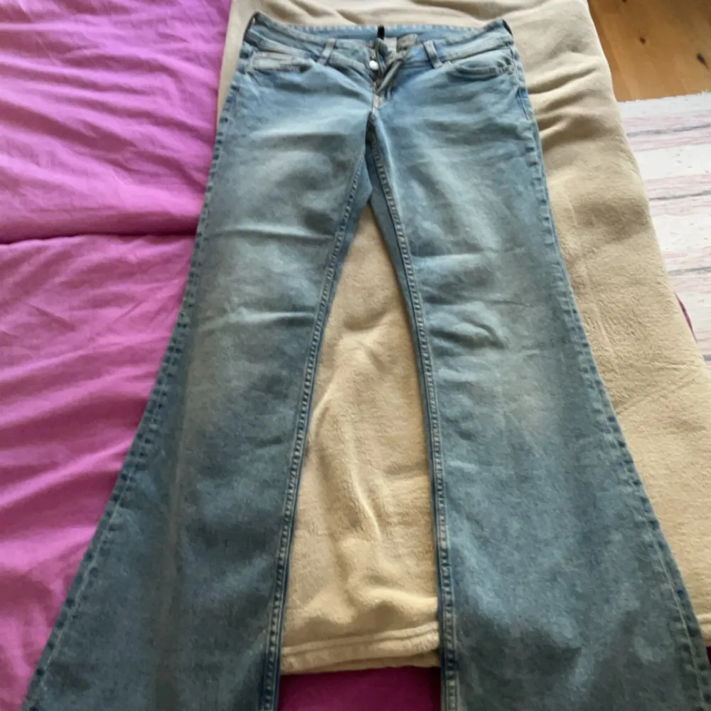 Storlek 42, oanvända jeans som är för små för mig. Jätte bra skick.. Jeans & Byxor.