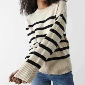 Randig stickad tröja - Stickad tröja från Ginatricot. Tidigare köpt här från Plick men är i gott skick🫶🏻🌷