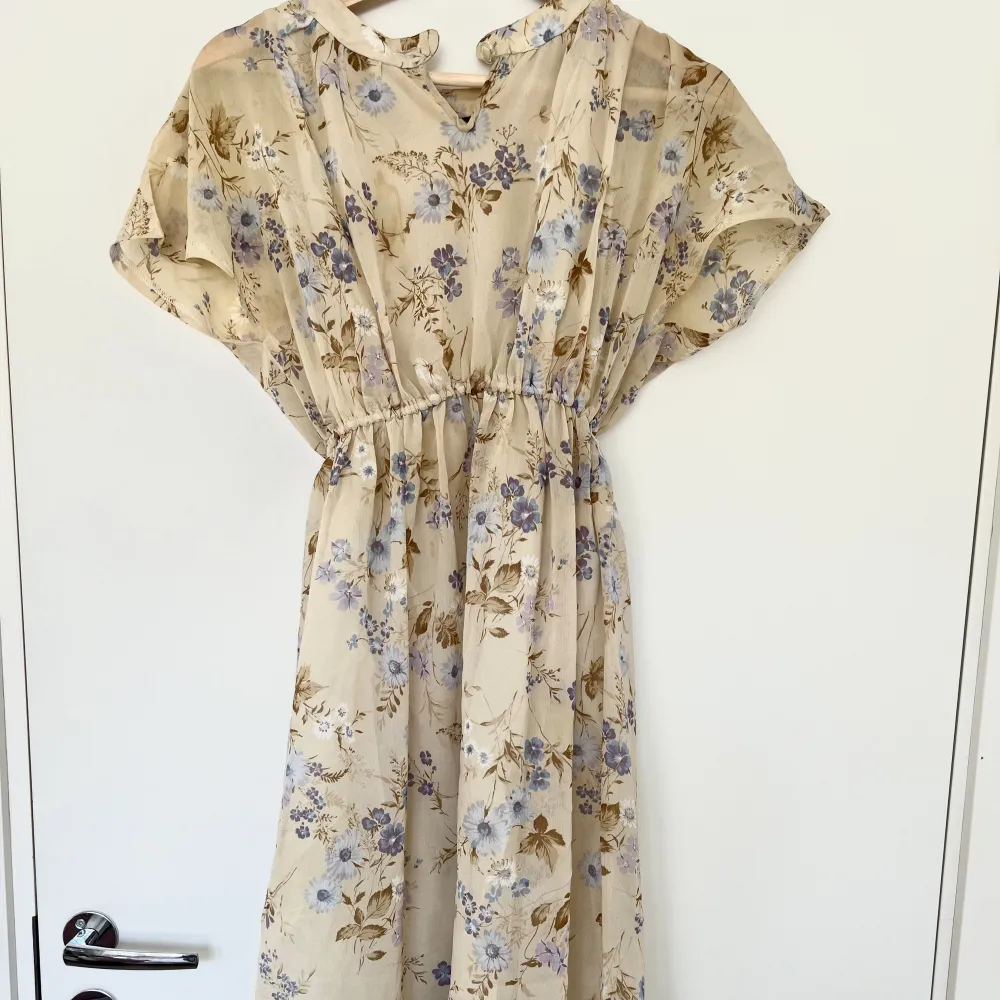 Knälång vintage blommig klänning. Klänningar.