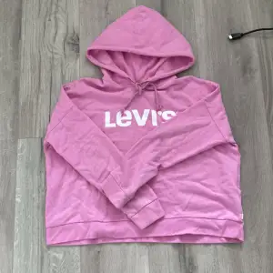 Levi’s rosa hoodie, knappast använd, bra skick 