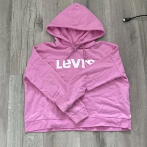 Hoodie - Levi’s rosa hoodie, knappast använd, bra skick 
