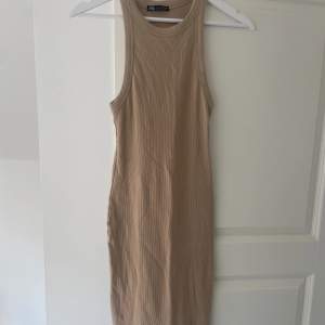 Beige lång klänning från Zara, storlek S. Använd 1 gång