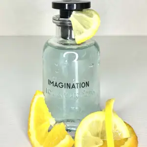 10 ML sample av Louis Vuitton Imagination. Denna parfymen har top noter av citron, bergamott och apelsin. Sedan mellan noter av ingefära och kanel. Denna parfym är perfekt för dig som vill dofta med klass och rikt. Skriv i DM för mer detaljer. 