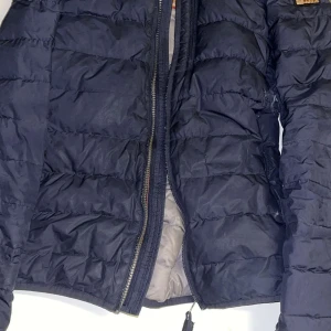 Parajumper jacka - Äkta para jumper jacka nypris 6 tusen. Men säljer för billigt för den är för liten. Priset kan diskuteras 