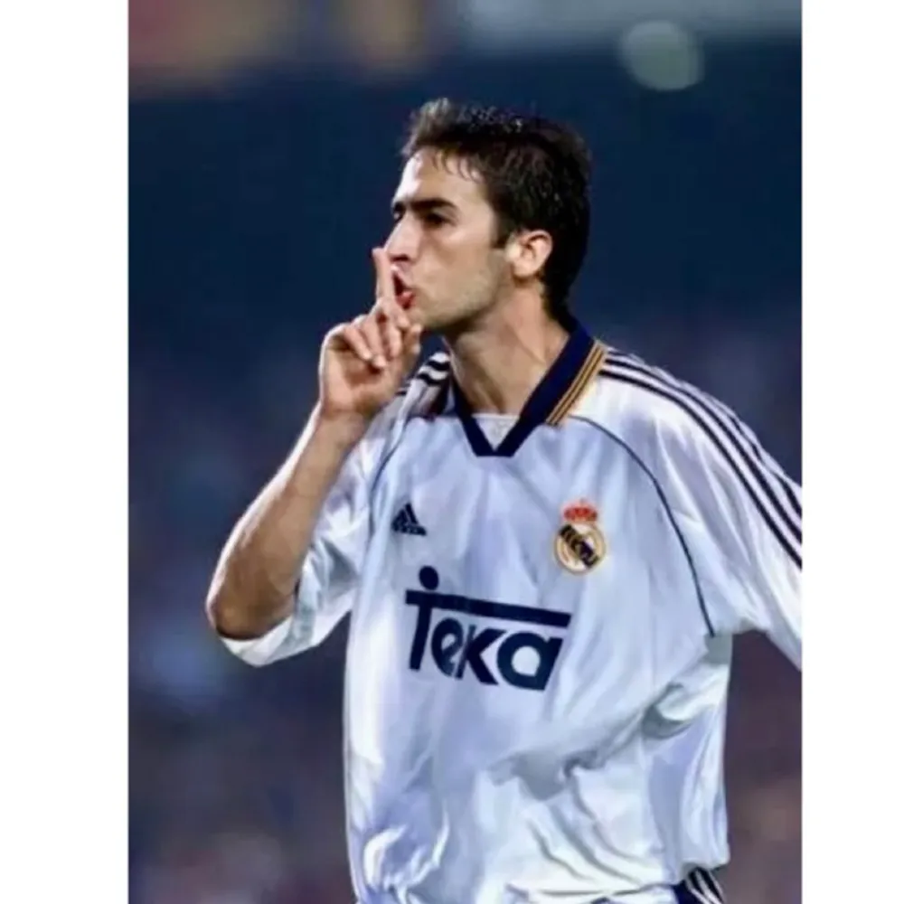 FC Real Madrid Hemmatröja säsong 1999/2000 med Icone Raúl González Blanco på rygg . T-shirts.