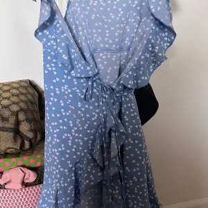 Cute wrap dress with heart pattern in great condition. Barely used. Size XS. Price can be discussed.