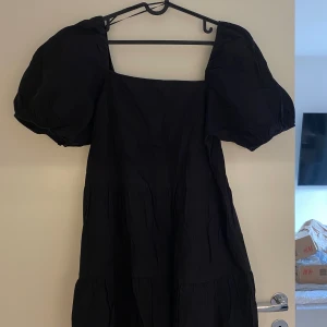 Svart klänning - Svart klänning med puffärmar från HM, använd ett antal gånger och så fin till sommaren!