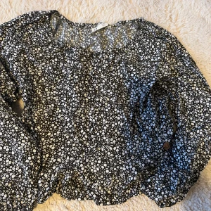 Top  - Jätte söt svart vit blommig tröja med knappt i samma mönster 