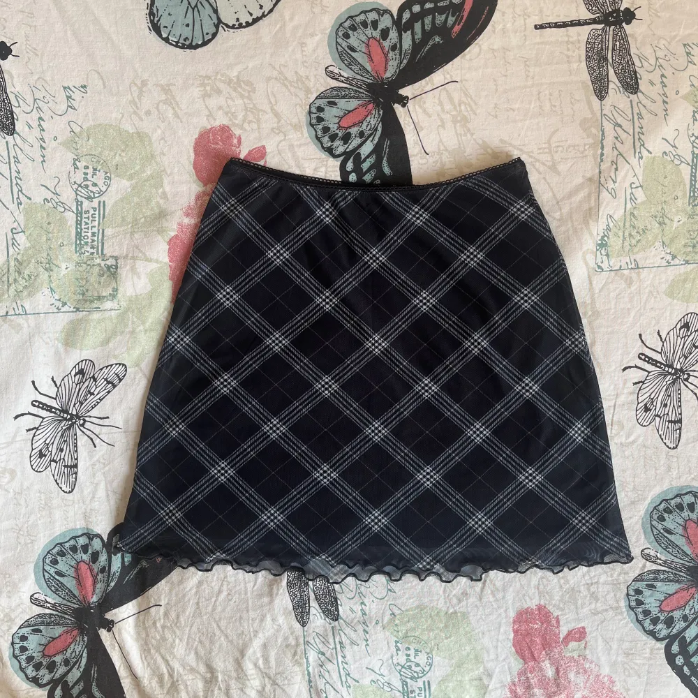 rutig mesh kjol i en mörkblå nästan svart färg! knappt använd <33. Kjolar.
