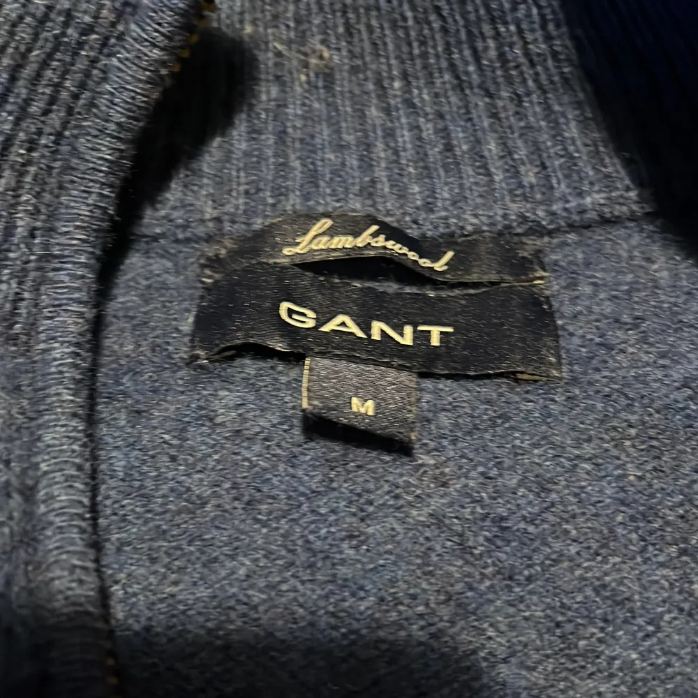 Gant  tröja använd ett par gånger. Inga skavanker storlek m vid frågor kontakta mig. Tröjor & Koftor.