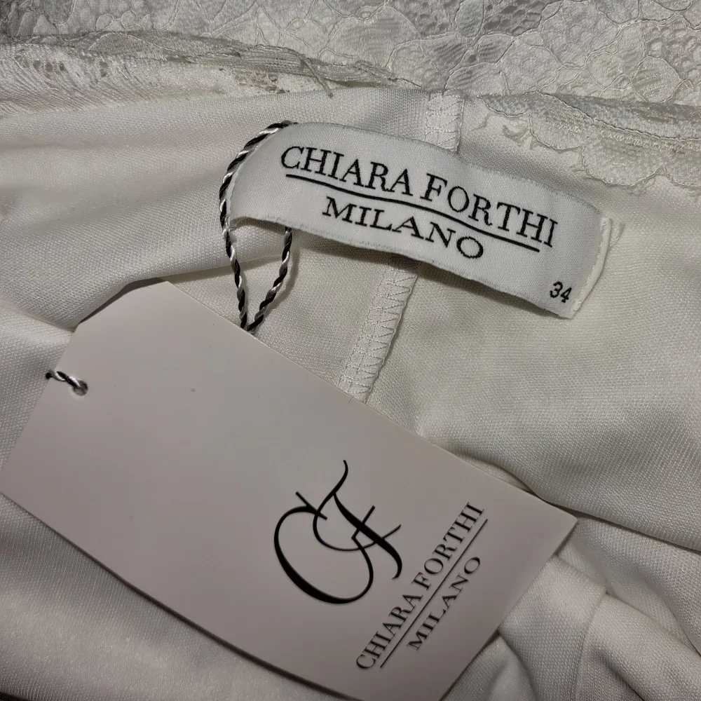 Fin vit oanvänd spetsklänning från Chiara Forthi, Milano.  Aldrig använd,  lappen sitter kvar.  . Klänningar.
