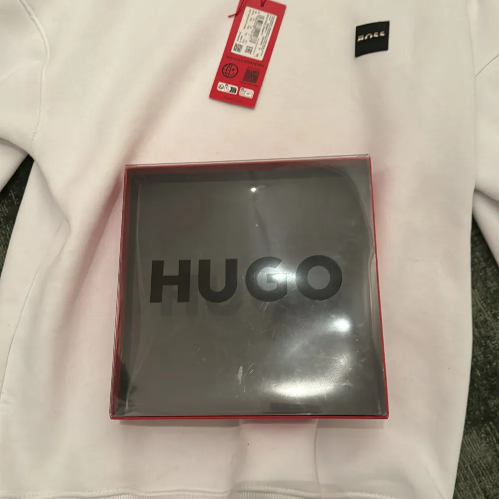 Tjena! Säljer en oanvänd Hugo boss skjorta som jag har köpt i Tyskland men den passar ej min still så jag säljer den för ett rimligt pris men vi kan alltid diskutera vidare i dm!👍. Skjortor.