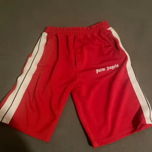 Äkta Palm angels shorts - Använder inte längre, skulle gärna vilja ha en slant för de men priset är inte hugget i sten endast vid snabb affär dock. Skönt och stark material, perfa inför sommaren Storlek M
