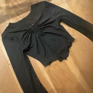 Svart top🖤 - Skit snygg o unik svart top som är utsvängda” nedtill händerna🖤 sticker verkligen ut och sitter så fint på🖤