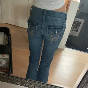 super snygga jeans! Säljer då dem tyvärr är för korta och stora på mig. (sista bilden är lånad) nästan oanvända💓💓 skriv om du är intresserad!! 