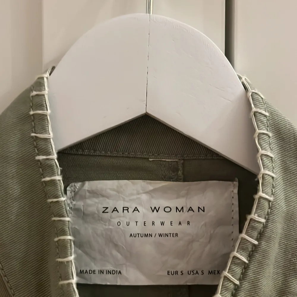 En superfin Jacka som är köpt från Zara för länge sen 💓 Fina spets detaljer och perfekt färg nu till våren!! Lite kort i ärmarna💓priset är diskuterbart!. Jackor.