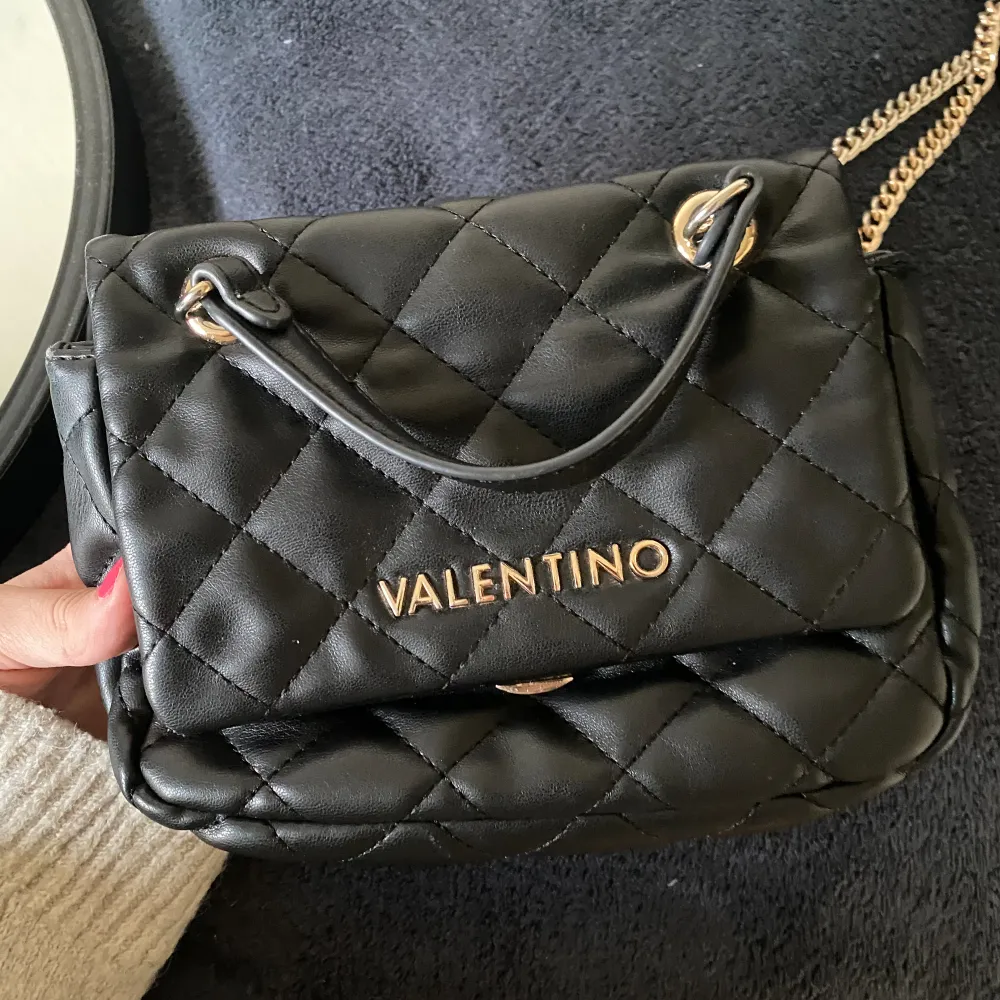 Intressekoll på min favvo valentino handväska! Säljer bara vid bra bud då jag gillar den frf💕se bild 5, annars bra skick!💕 ny pris ca 1100kr. Väskor.