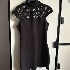 Svart midi klänning - En häftig svart klänning med nät!  Om det önskas kan jag ta fler bilder privat och visa de hur det sitter på♥️♥️