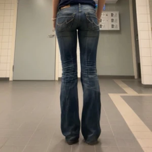 Ltb jeans  - Så snygga vintage lågmidjade bootcut ltb jeans. Mina favoriter men tyvärr försmå för mig nu, darför har jag inte fler bilder med dom på. Inga defekter💞är 166 cm som referens. Midjemått tvärsöver är 37 cm!