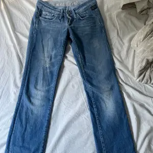 Så snygga lågmidjade jeans med slitningar samt en så snygg baksida säljer jag då dom blivit för små för mig 